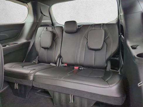 Used 2025 Chrysler Pacifica Select image 22