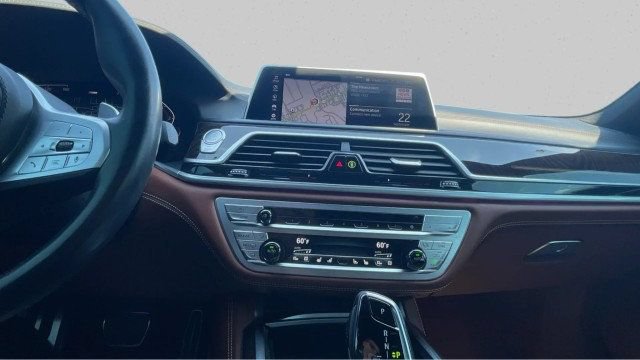 Used 2022 BMW 750i xDrive w/ Autobahn Package AWD/4WD image 13