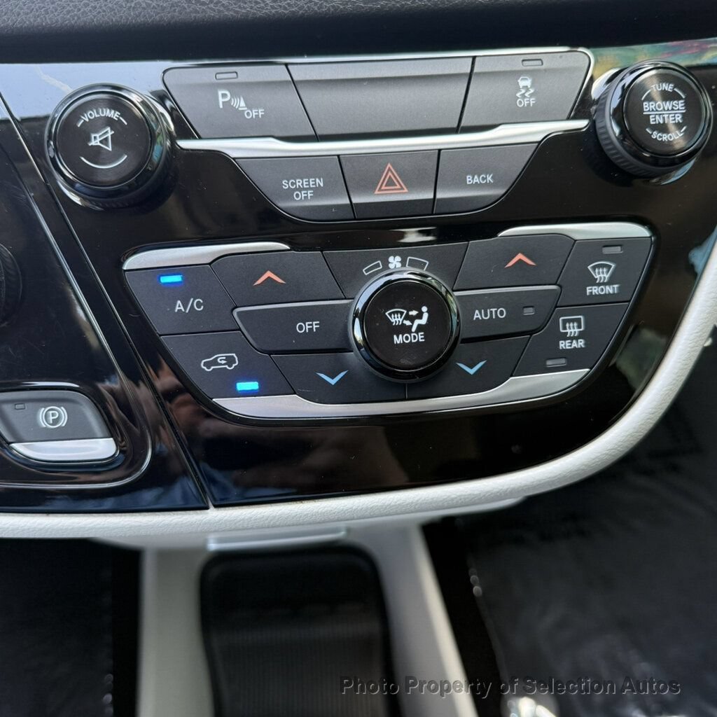 Used 2017 Chrysler Pacifica Touring-L Plus FWD image 30