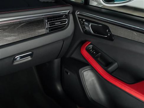 Used 2025 Porsche Macan image 28