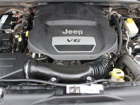 Used 2016 Jeep Wrangler Unlimited Rubicon w/ Connectivity Group image 43