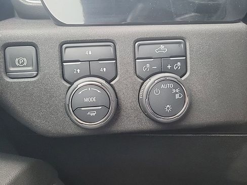 Used 2024 Chevrolet Silverado 2500 LT image 9