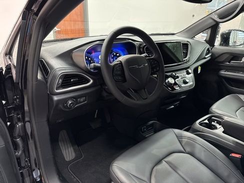 New 2026 Chrysler Pacifica Select w/ S Appearance Package image 23
