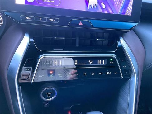 Used 2024 Toyota Venza XLE image 32