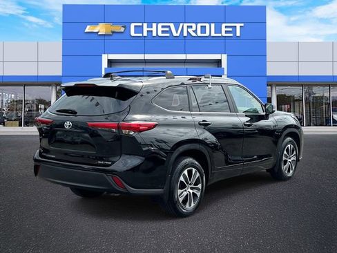 Used 2023 Toyota Highlander XLE AWD/4WD image 5