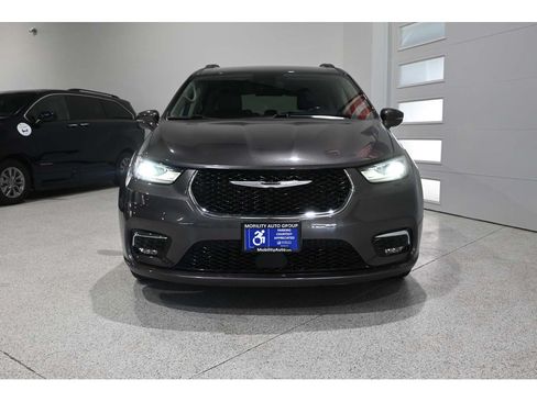Used 2022 Chrysler Pacifica Touring-L FWD image 4
