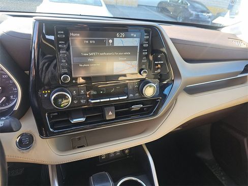 Used 2022 Toyota Highlander XLE image 18