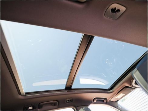 Certified 2025 Porsche Macan image 29