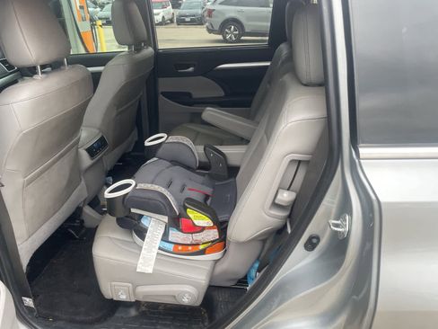 Used 2019 Toyota Highlander XLE image 10