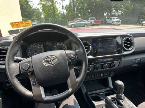 Used 2017 Toyota Tacoma TRD Off-Road w/ Premium & Technology Package AWD/4WD image 19