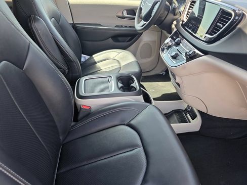 Certified 2024 Chrysler Pacifica Touring-L FWD image 22
