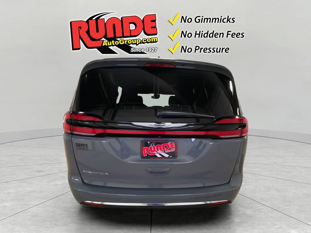 Used 2023 Chrysler Pacifica Touring FWD image 4