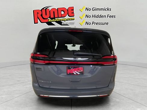 Used 2023 Chrysler Pacifica Touring FWD image 4
