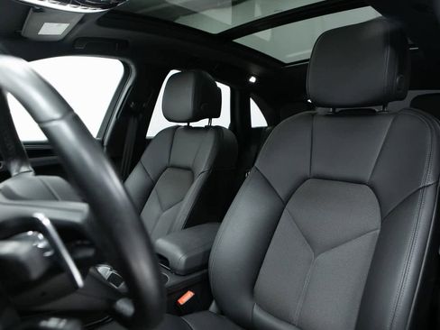 Certified 2024 Porsche Macan image 5