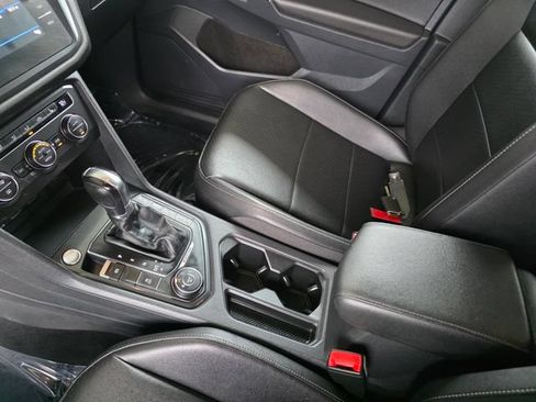Used 2018 Volkswagen Tiguan SE AWD/4WD image 30