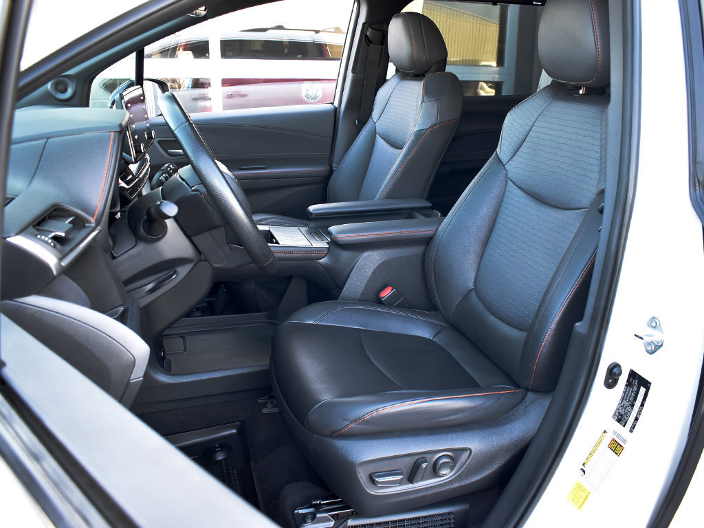 Used 2023 Toyota Sienna XSE w/ XSE Plus Package AWD/4WD image 5