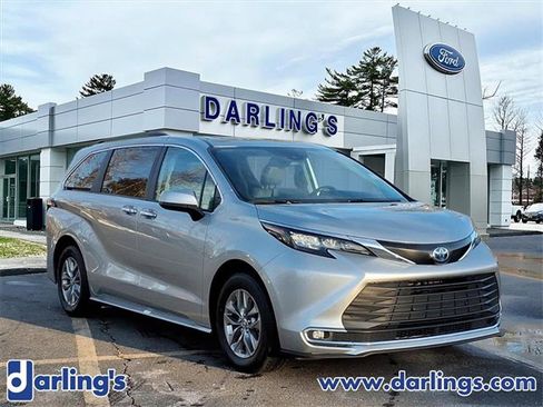 Used 2024 Toyota Sienna XLE image 3