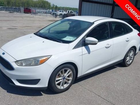 Used 2017 Ford Focus SE image 2