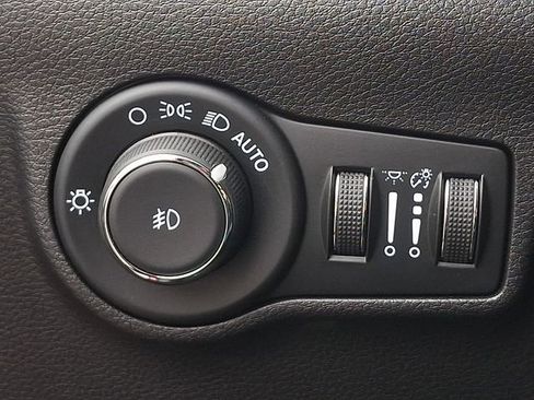 Used 2025 Jeep Compass Limited image 25