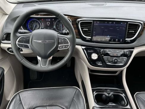 Used 2023 Chrysler Pacifica Limited FWD image 9
