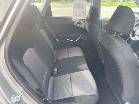 Used 2025 Kia Soul LX w/ LX Technology Package FWD image 17