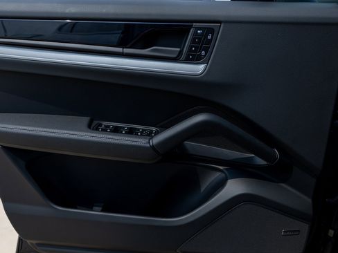 Certified 2025 Porsche Cayenne Coupe image 23