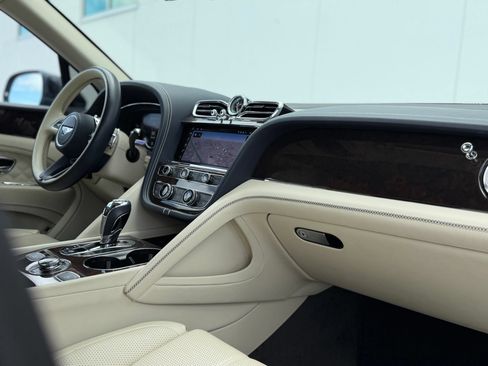 Certified 2022 Bentley Bentayga AWD/4WD image 3