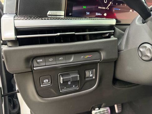 Used 2025 Cadillac Escalade V w/ LPO, ONYX Package image 31