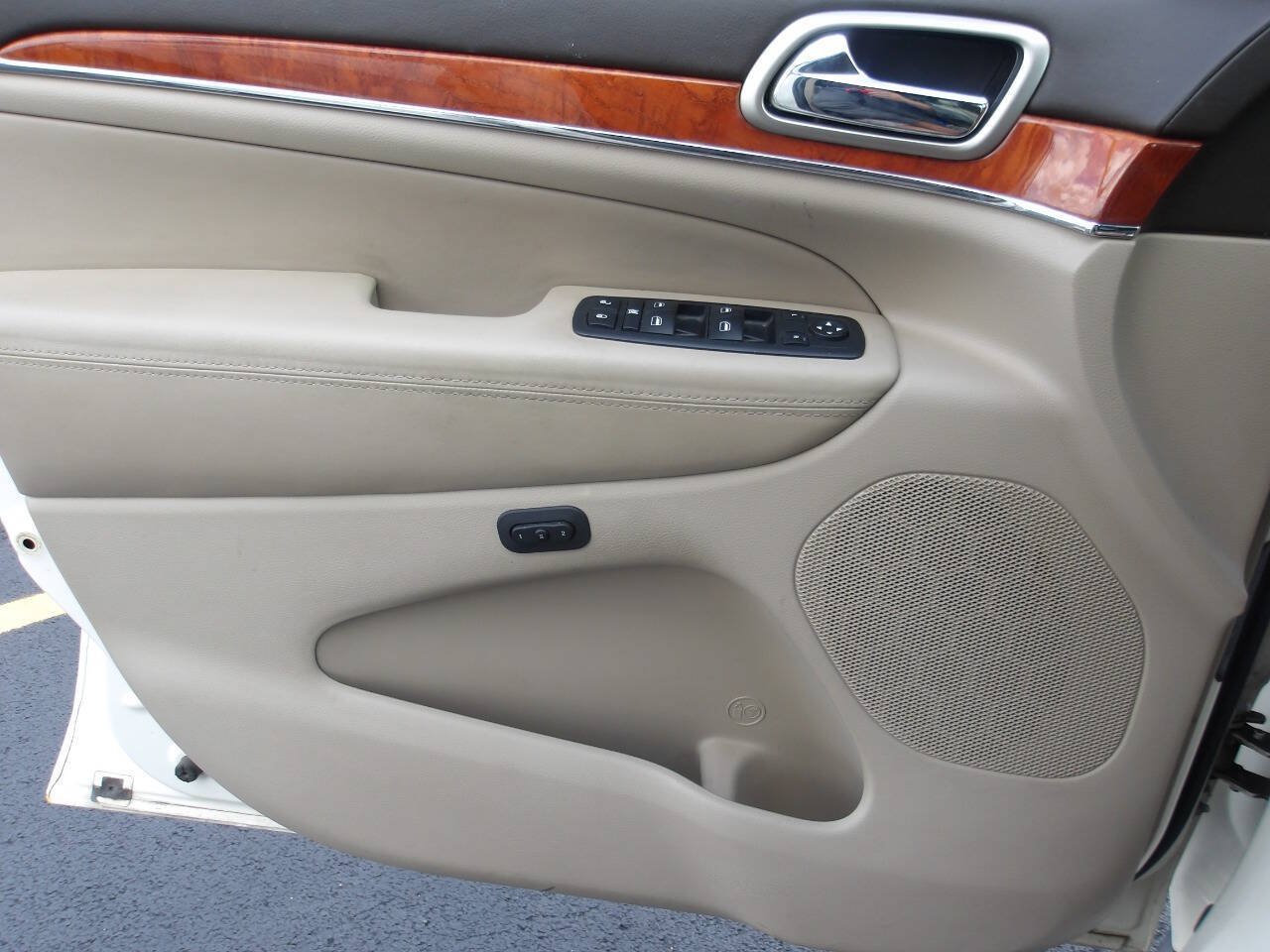 Used 2011 Jeep Grand Cherokee Overland AWD/4WD image 19