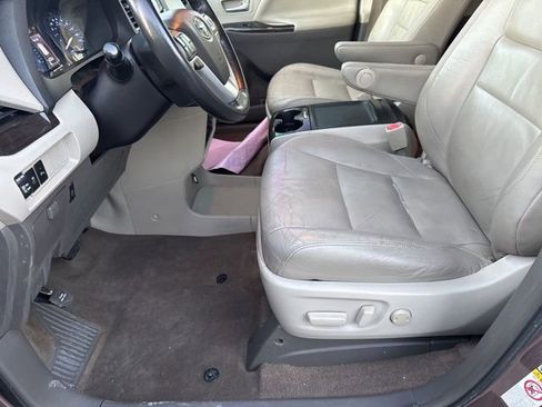 Used 2018 Toyota Sienna XLE w/ XLE Navigation Package FWD image 17