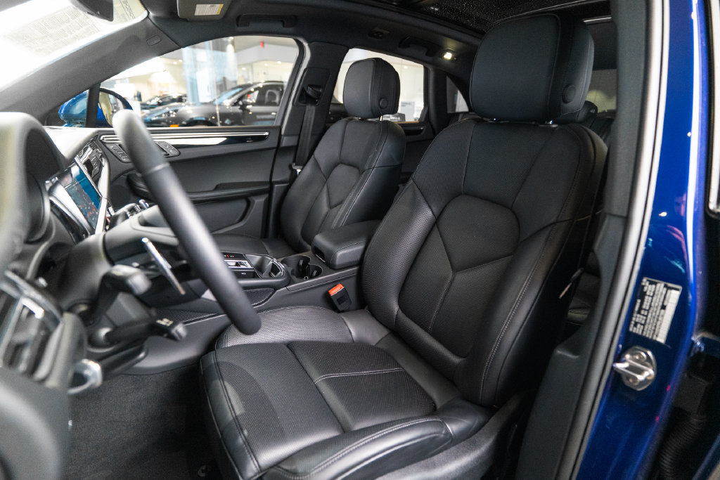 Certified 2025 Porsche Macan AWD/4WD image 5