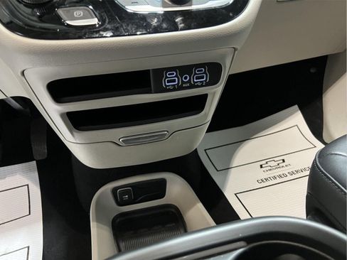 Used 2024 Chrysler Pacifica Touring-L FWD image 17