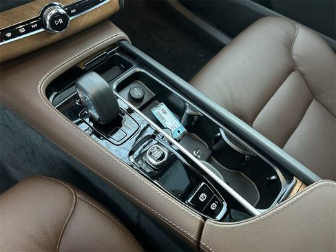 Certified 2024 Volvo XC90 B5 Plus w/ Protection Package Premier image 22