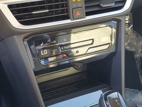 New 2026 Volkswagen Taos SE FWD image 25