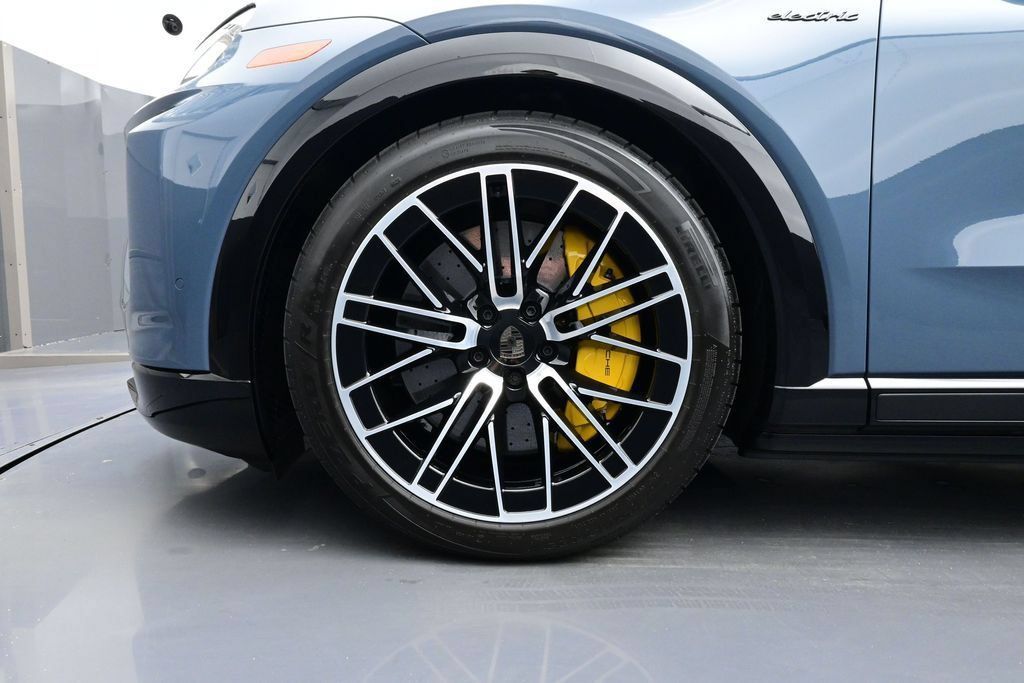 Certified 2026 Porsche Cayenne Turbo AWD/4WD image 6