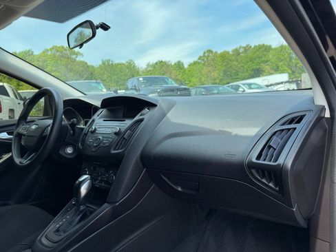 Used 2016 Ford Focus SE FWD image 19