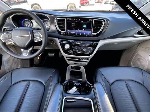 Used 2024 Chrysler Pacifica Touring-L image 7