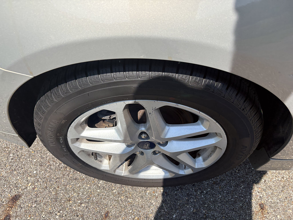 Used 2015 Ford Fusion SE FWD image 11