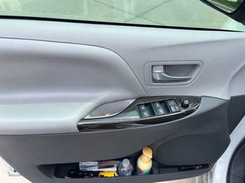 Used 2017 Toyota Sienna XLE Premium FWD image 11