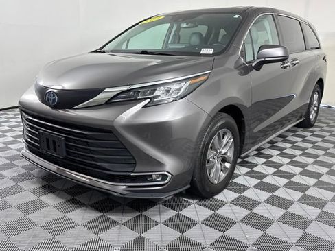 Used 2023 Toyota Sienna XLE AWD/4WD image 2