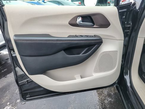 Used 2018 Chrysler Pacifica Touring-L Plus w/ Tire & Wheel Group image 18