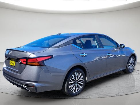 Used 2025 Nissan Altima 2.5 SV FWD image 5