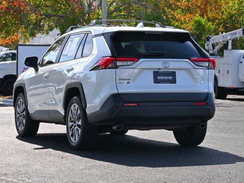 Used 2022 Toyota RAV4 XLE Premium image 3