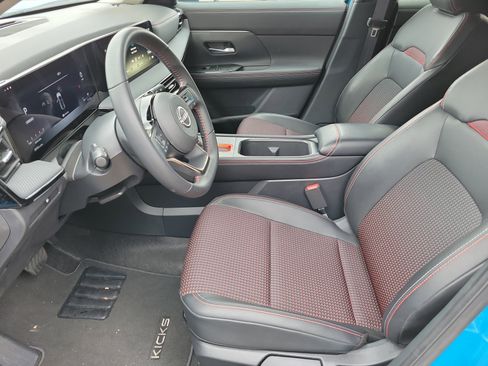 Used 2025 Nissan Kicks SR w/ Illumination Package image 3