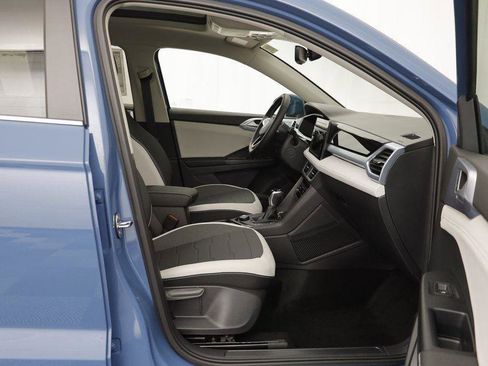 New 2025 Volkswagen Taos SE image 18