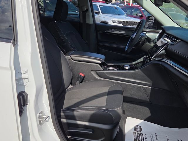 Used 2023 Jeep Grand Cherokee Laredo AWD/4WD image 15