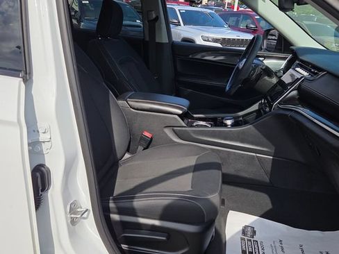 Used 2023 Jeep Grand Cherokee Laredo AWD/4WD image 15