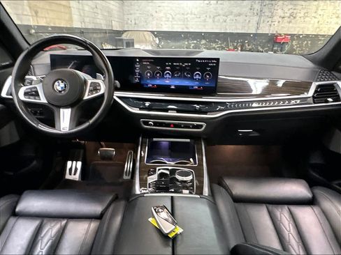 Used 2023 BMW X7 xDrive40i w/ Dynamic Handling Package AWD/4WD image 17