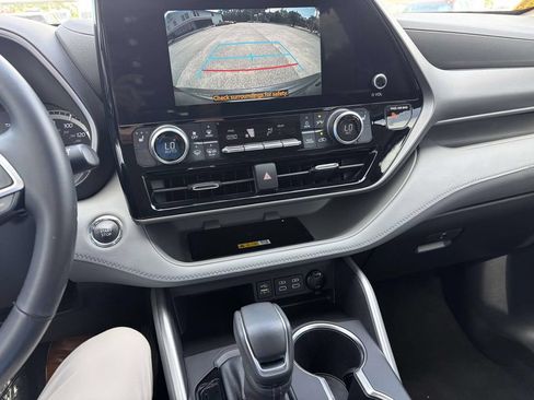 Used 2023 Toyota Highlander XLE FWD image 14