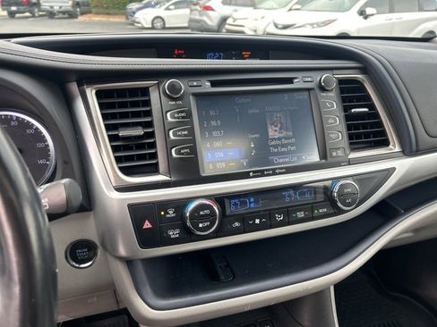 Used 2018 Toyota Highlander XLE image 23